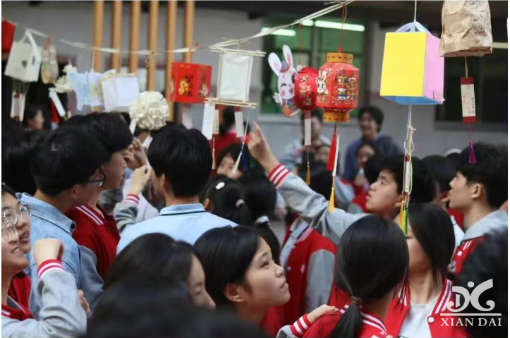 谜海探骊翰墨流芳共展青春风采，兰亭遗韵舞袖翻飞同筑文化长卷